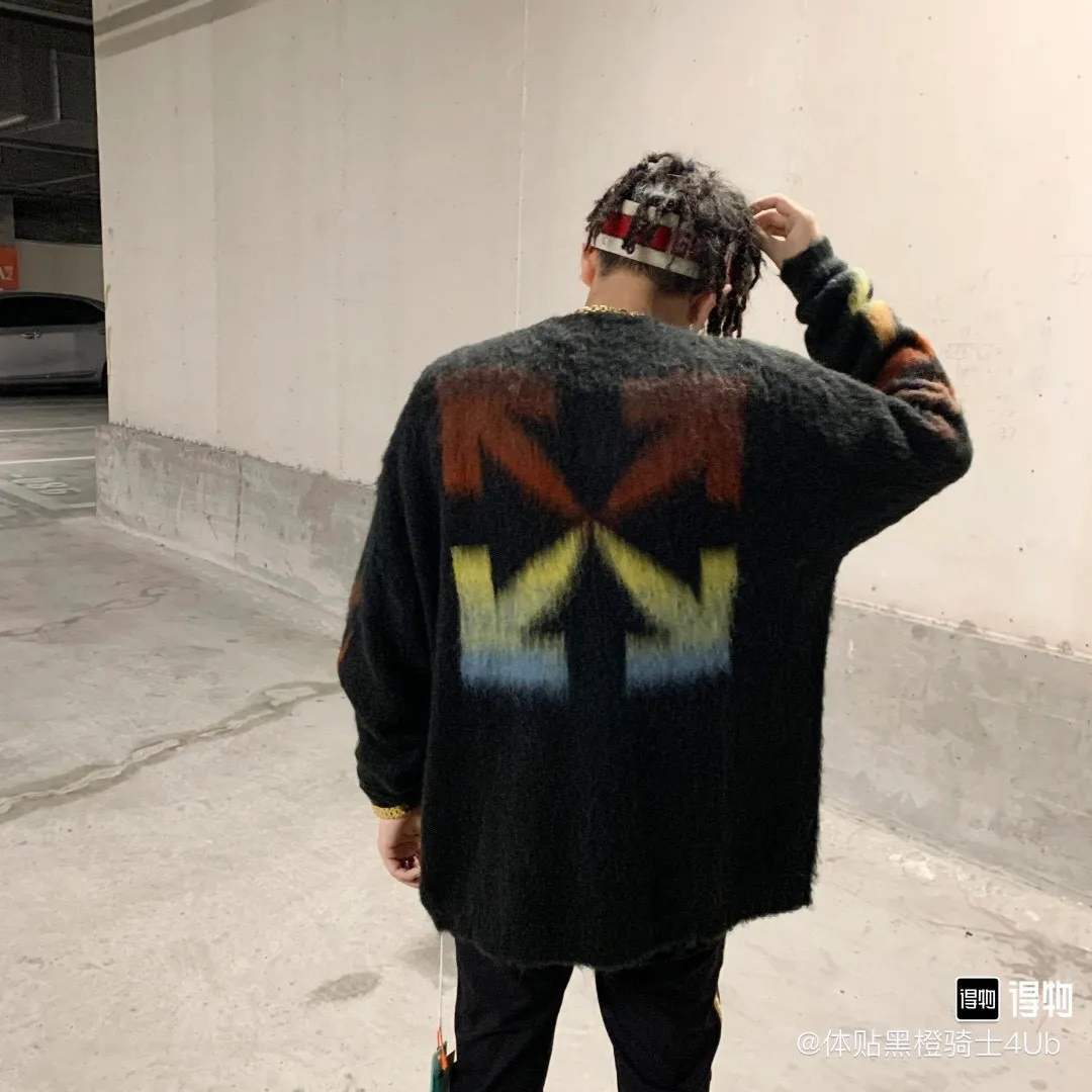 ♻️💯Upper body reference model picture❤️New top-quality proven version OFFWHITE (OW) gradient mohair striped arrow sweater hoodie gradient rendering arrow couple sweater Mohair (English Mohair; Turkish: MUKHYAR) refers to the coat of Angora goats, also known as Angora goat hair. The name comes from Turkish, meaning "the best hair". It has good elasticity, pressure resistance and special luster. It is an excellent raw material for making plush fabrics and one of the most advanced animal textile fiber raw materials in the world market. Mohair has a shape similar to long wool. The fiber surface is smooth, strong luster, high strength, good elasticity, less curl, and easy to wash. Mohair can be used in jacquard blankets, long-haired coats and high-gloss wool fabrics. Mohair sweaters from ow are released every year🛒 The same style and ever-changing colors. There is really no girl who doesn’t love it. It is super suitable for wearing under a down jacket in winter without being bulky! If the lower body is missing, their favorite os version🙋🏻‍♀️ intuitively adds natural softness and fairy beauty effect, which is the best choice! The upper body is lightweight and does not weigh down the body while keeping warm. The sleeves and the gradient arrow parts on the back are repeatedly patterned until the gradient level is satisfied before large-scale products are released. The craftsmanship is extremely demanding. Each sweater is woolen at least ten times to give it a plush, thick feel and good fluffiness! ✅ Fabric composition: 50% mohair 32 spandex 18% wool, three-level anti-pilling Color: black and white gradient Sizes Mohair is lighter and softer, so be careful not to machine wash it, not machine washable! ! emphasize! !  ⚠️Hand wash with warm water and cold water P:440